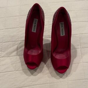 Steve Madden Elegant Red Satin Peep Toe Heels. Size 8